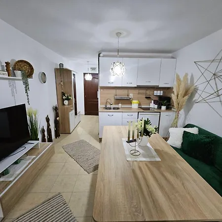 Tropical Chic For Two, Basement Escape By Flat Mаnager *