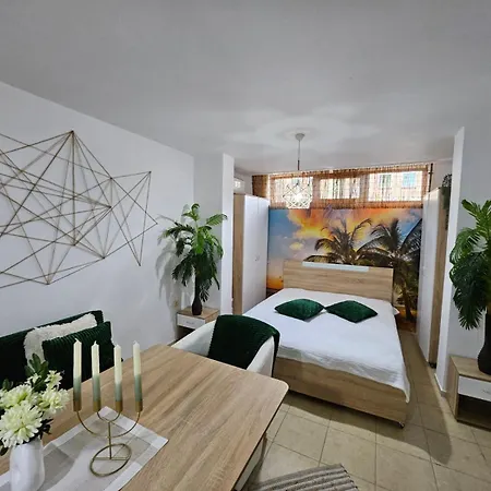 Apartman Tropical Chic For Two, Basement Escape By Flat Mаnager