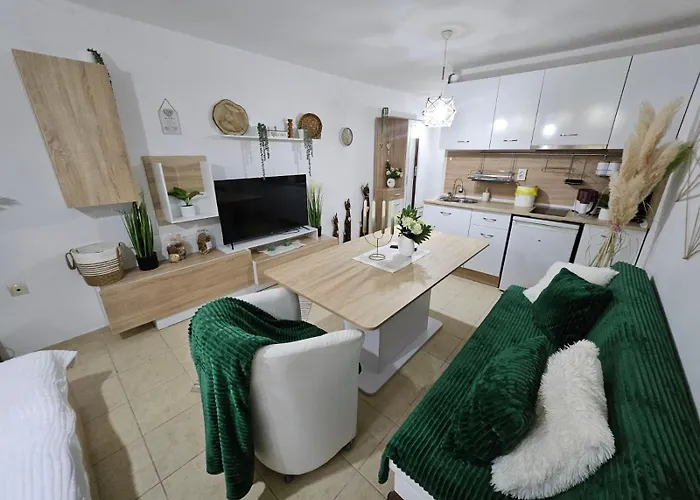 Tropical Chic For Two, Basement Escape By Flat Mаnager